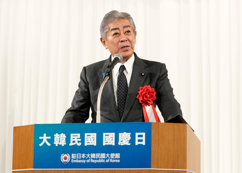 壇上でスピーチを行う岩屋毅外務大臣