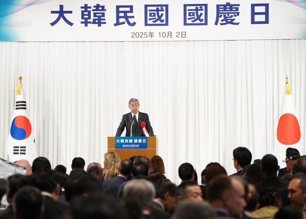 スピーチを行う岩屋毅外務大臣と会場の様子