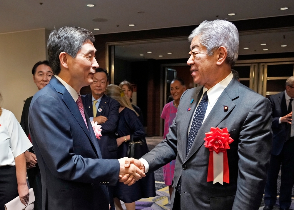 握手する岩屋大臣とリ・ヒョク次期駐日大使