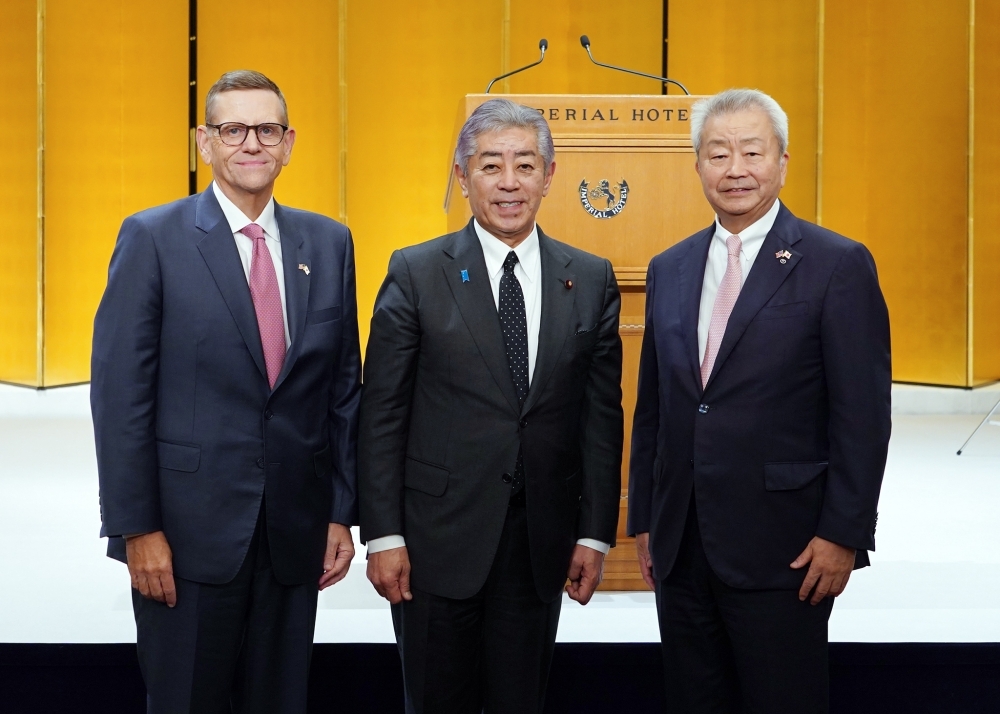 澤田純日米経済協議会会長及びデイヴィッド・ゲクラー米日経済協議会会長と記念撮影する岩屋外務大臣