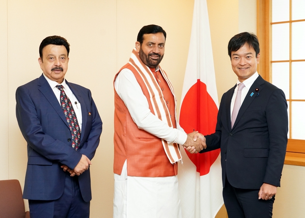 握手する宮路外務副大臣とサイニー・インド共和国ハリヤナ州首相