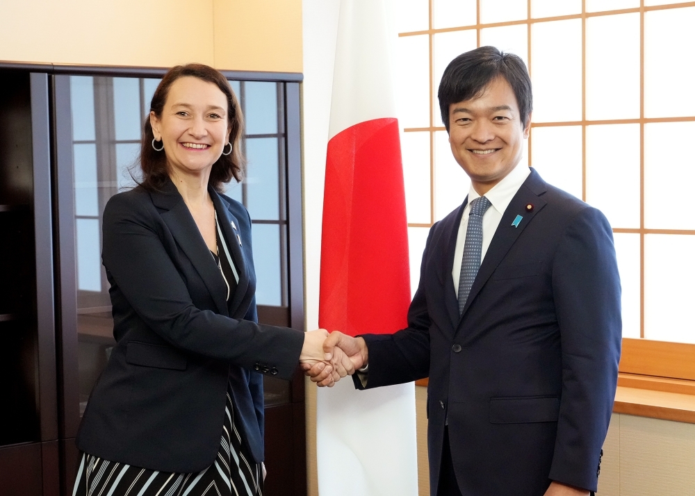 スカシ外務次官と握手する宮路副大臣