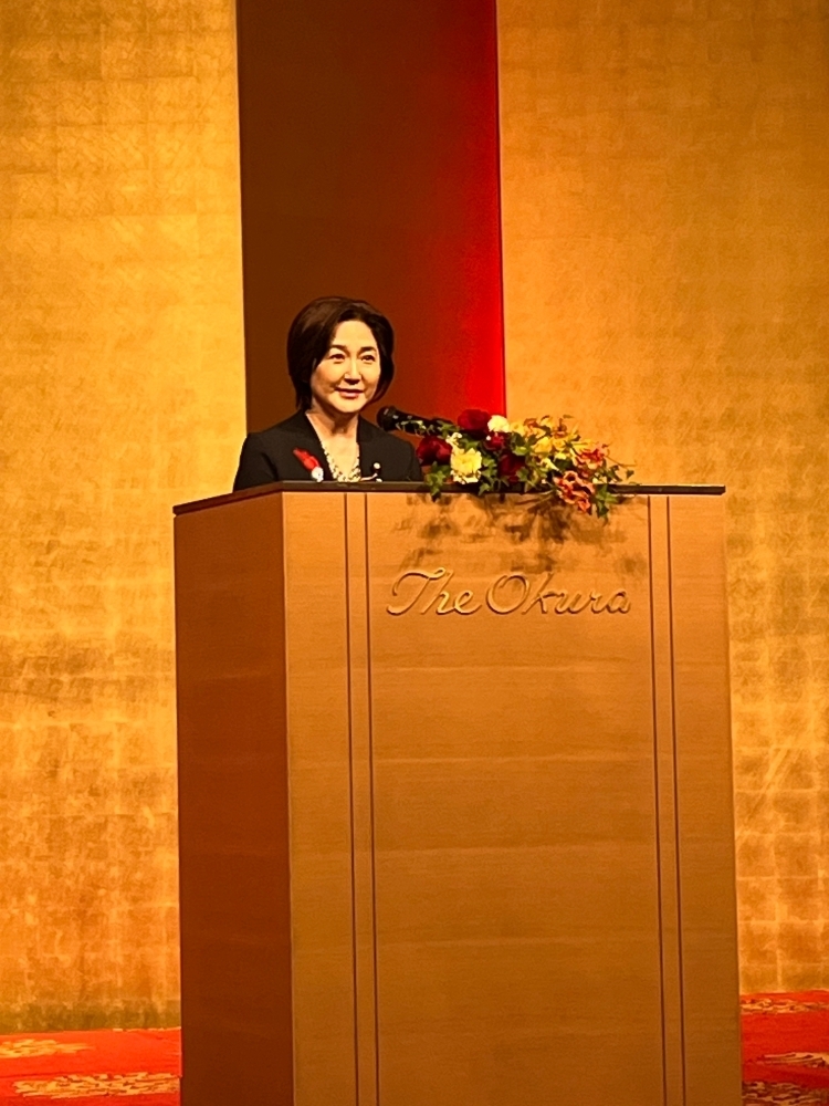 壇上で挨拶を行う生稲政務官