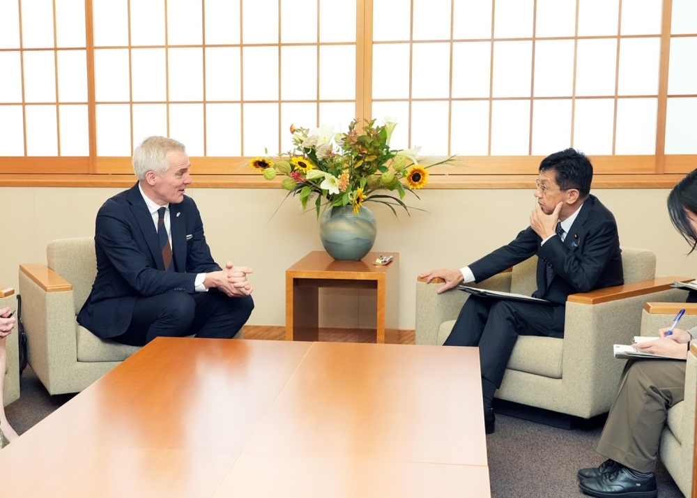 松本政務官とアドラークロイツ大臣の会談の様子