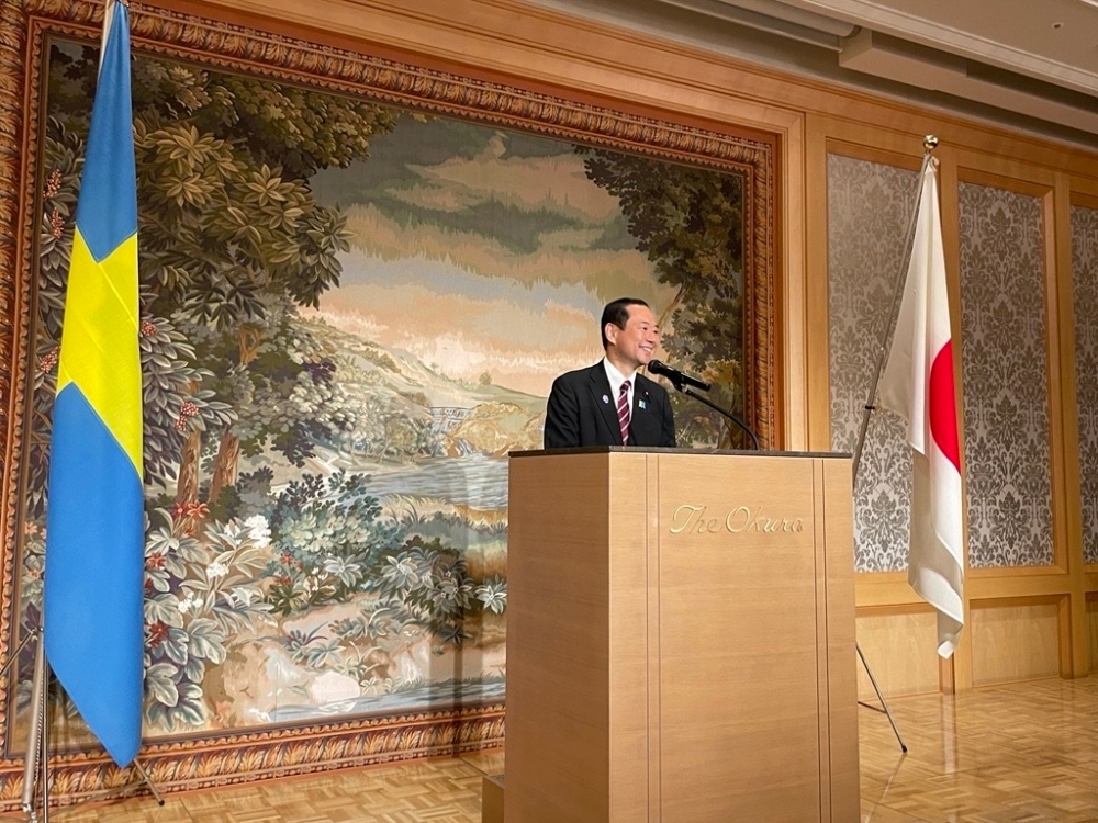 壇上で挨拶を行う藤井副大臣