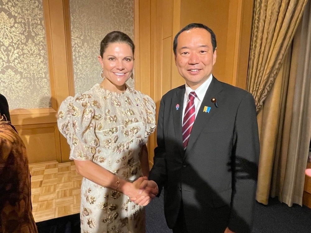 スウェーデン王国皇太子殿下と握手する藤井副大臣