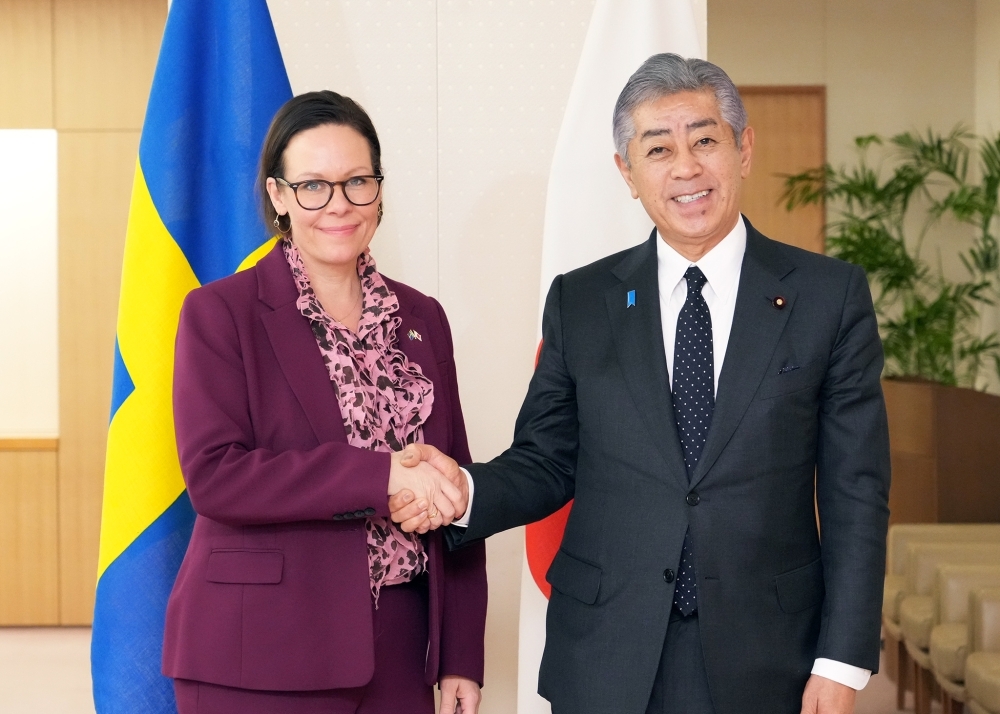 ステーネルガード外相と握手する岩屋大臣