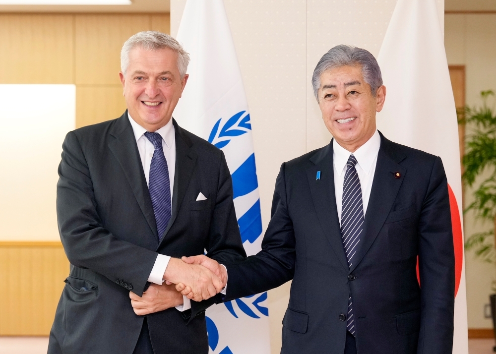 グランディ国連難民高等弁務官と握手する岩屋外務大臣