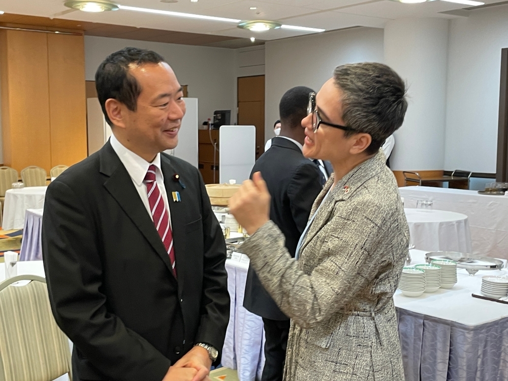参加者と懇談する藤井副大臣