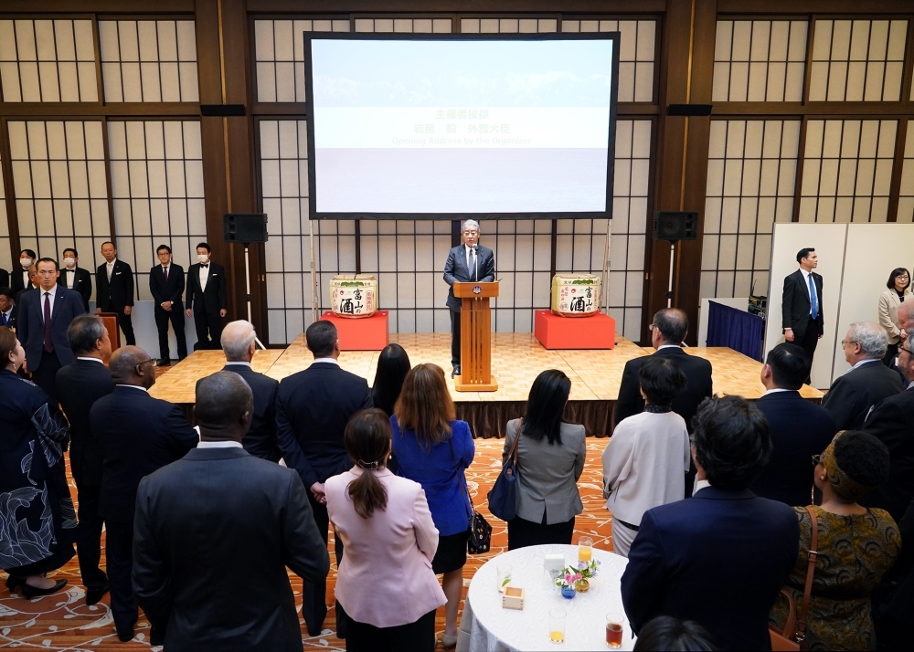 参加者を前に挨拶を行う岩屋外務大臣