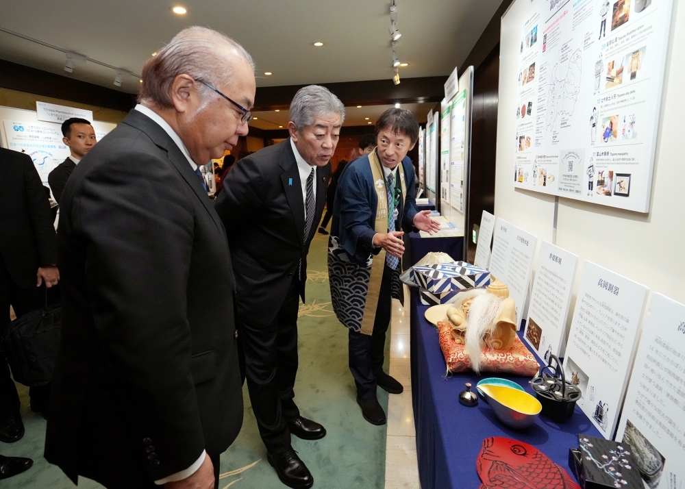 展示物を視察する岩屋外務大臣と新田富山県知事
