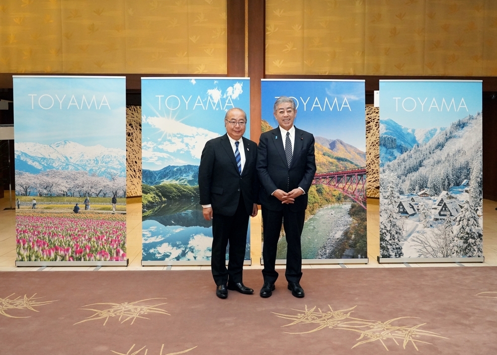 写真撮影に応じる岩屋外務大臣と新田富山県知事