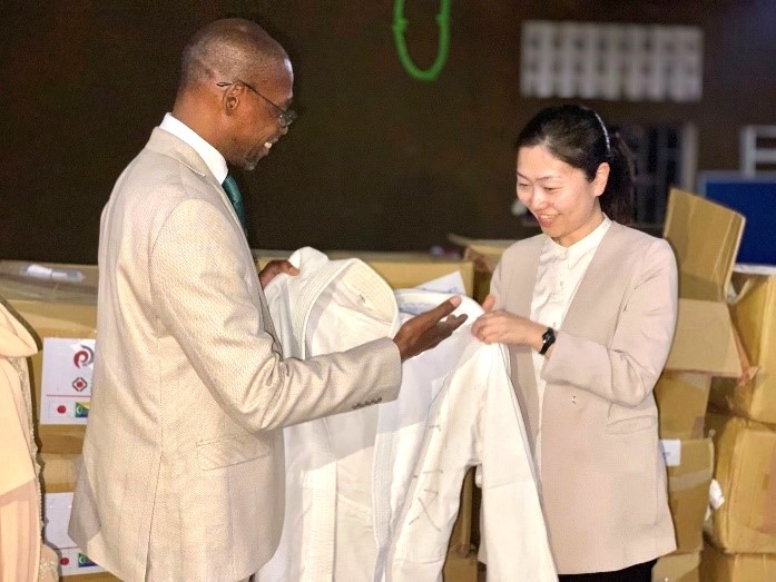 柔道着を渡すシーン