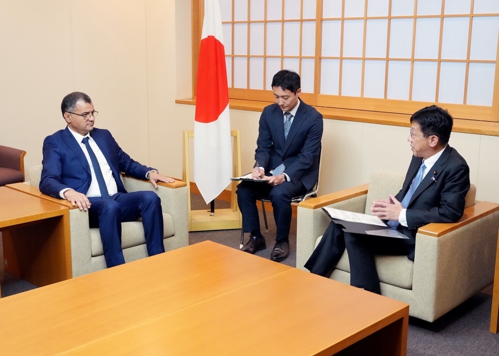 アウンアッラー・チュニジア保健省大臣首席補佐官と懇談する松本政務官