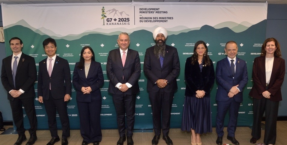 G7開発大臣会合出席者の集合写真