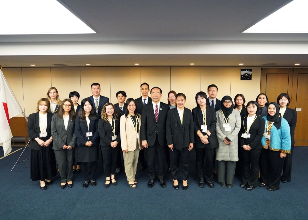 藤井外務副大臣と領事研修参加者との集合写真