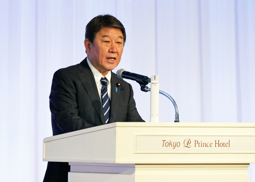 壇上でスピーチを行う茂木外務大臣