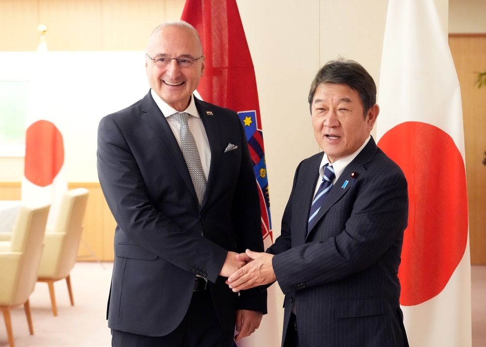 グルリッチ=ラドマン外相と握手する茂木外務大臣