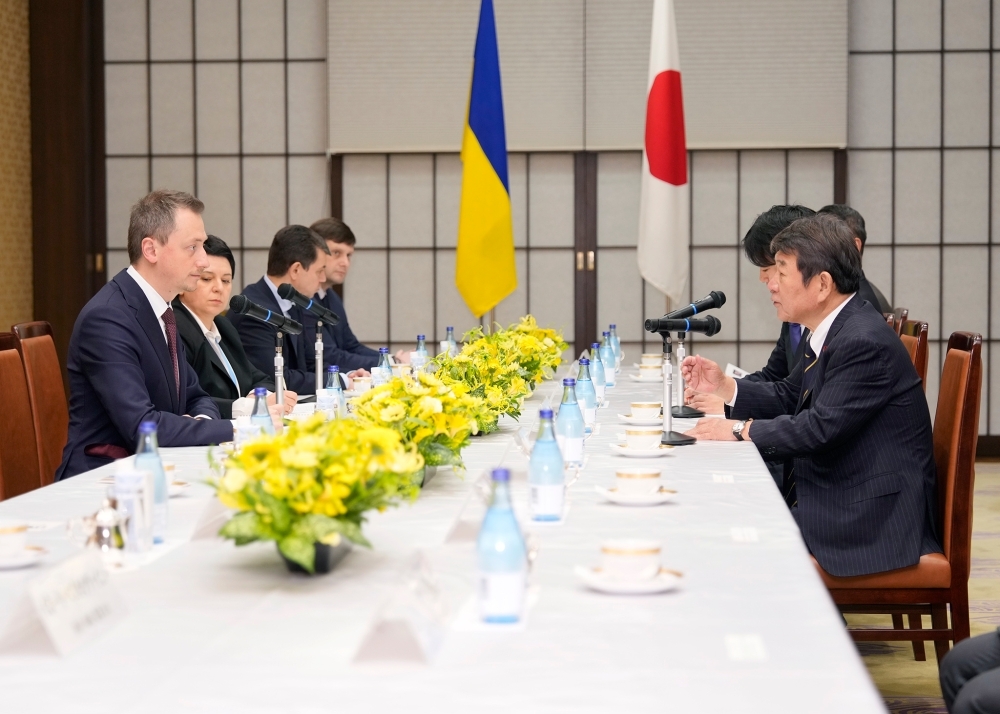ソボレフ大臣と会談する茂木外務大臣