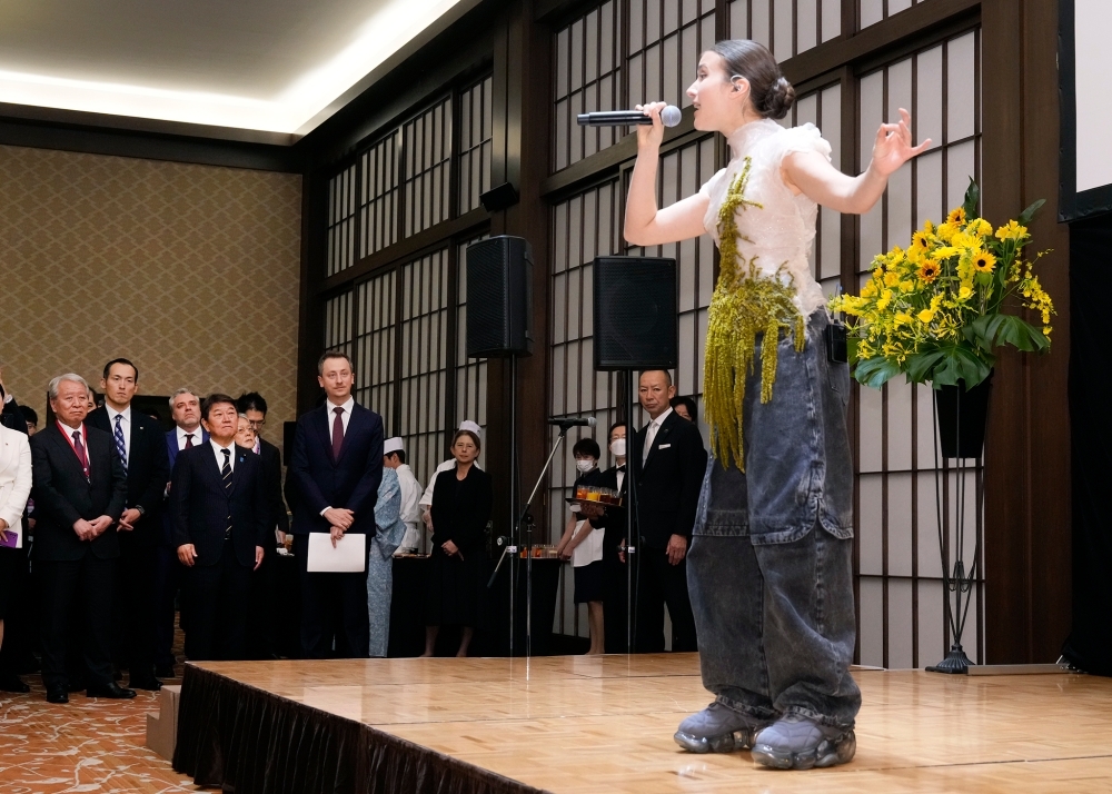 壇上で歌うジェリー・ヘイル氏