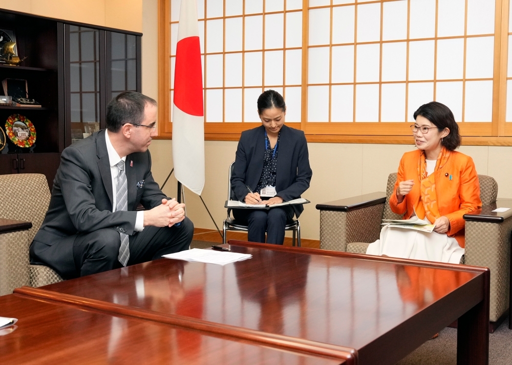 会談する国光外務副大臣とマリアン・チェコ共和国外務副大臣
