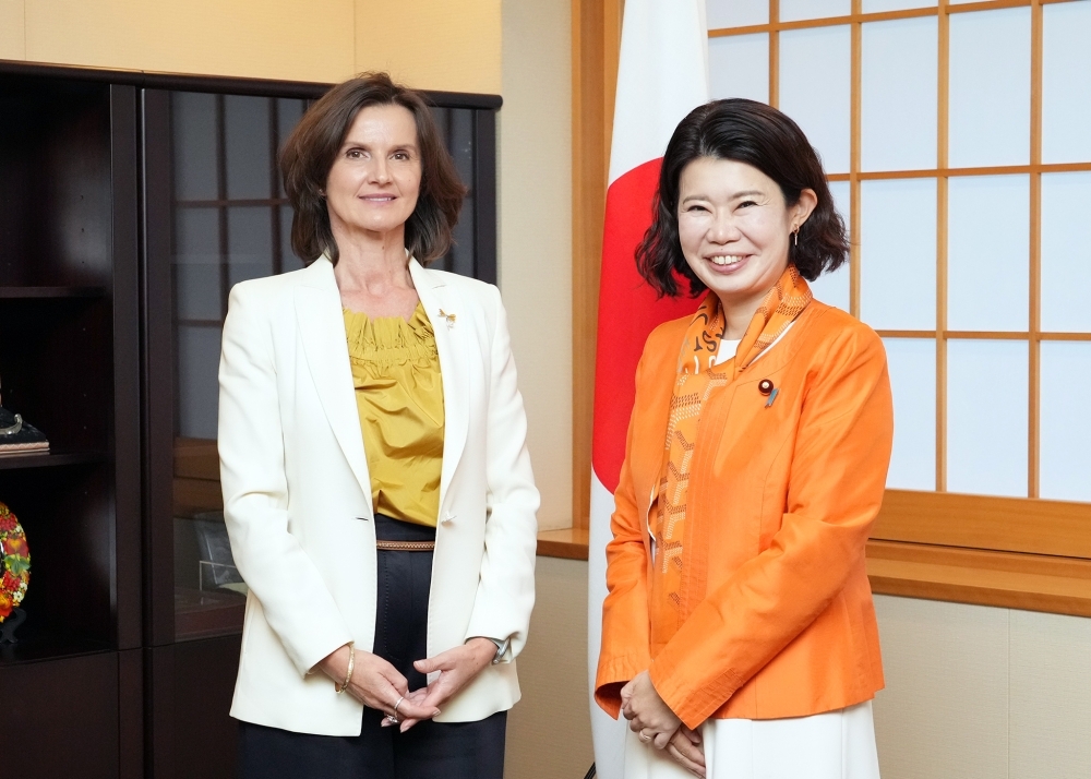 ガブリッチ・スロベニア共和国・外務欧州副大臣と写真撮影に応じる国光外務副大臣