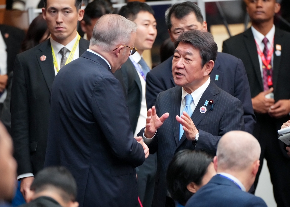 アンワル・マレーシア首相と意見交換をする茂木外務大臣