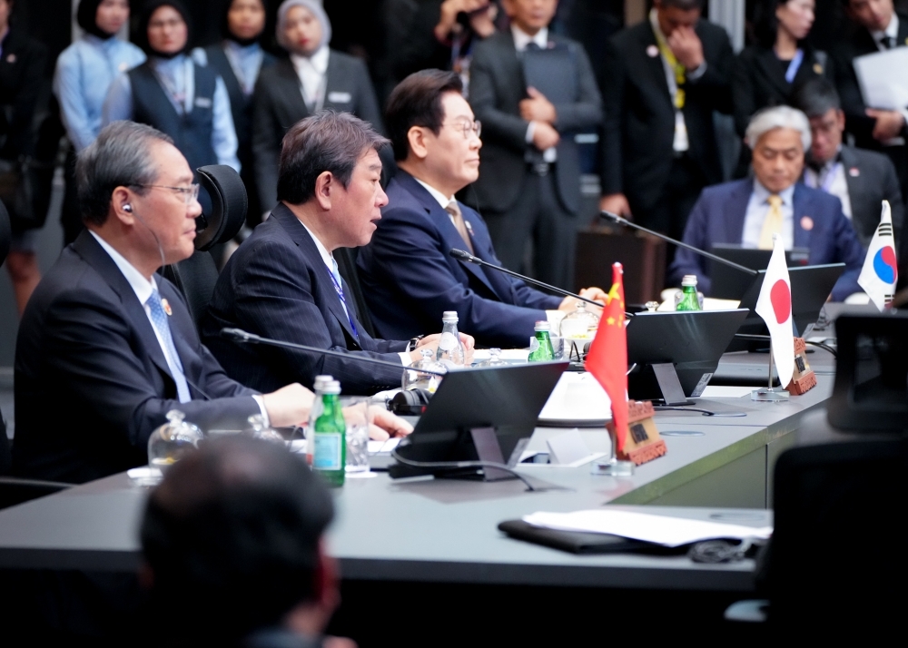 第28回ASEAN+3(日中韓)首脳会議に出席する日中韓代表者の様子