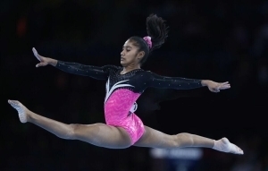 スリランカへの体操選手の体操演技の写真