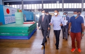 スリランカ・スポーツ省スポーツ振興局体育館において寄贈式を終えた在スリランカ日本大使館職員とスリランカ体操協会の人たち