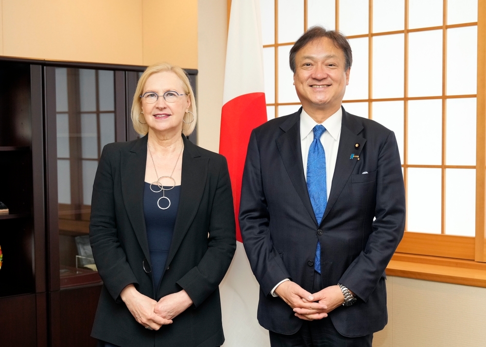 スペハー事務次長補と堀井副大臣との記念撮影