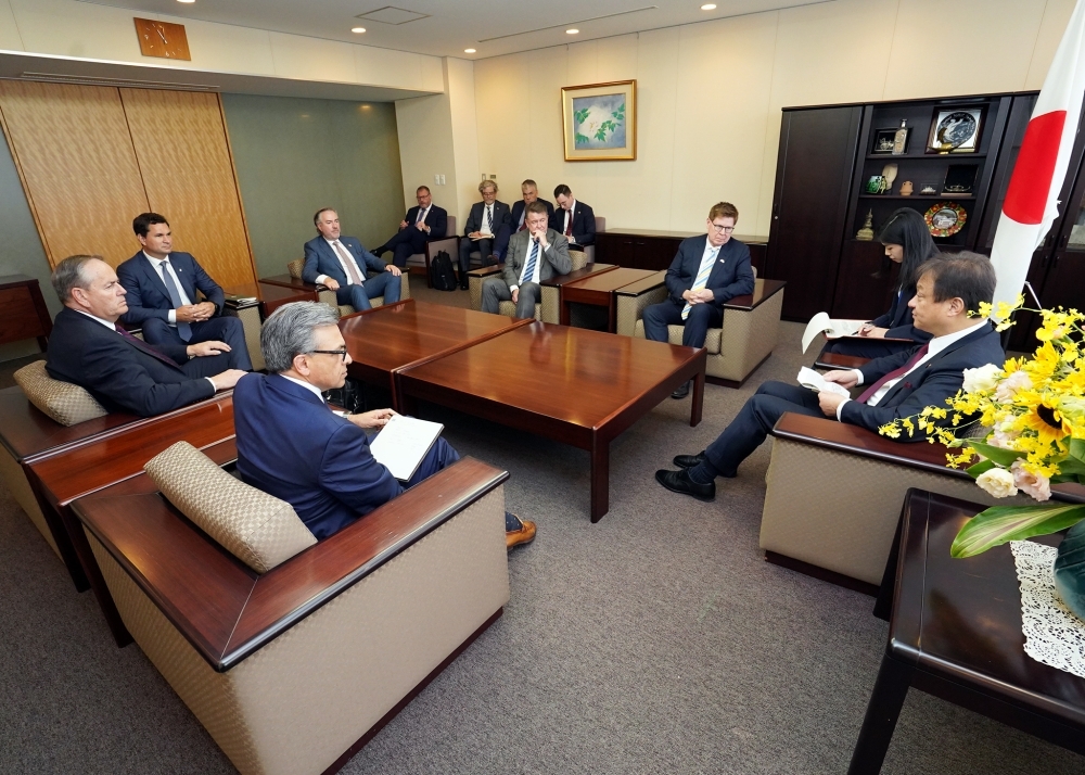 堀井副大臣とカナダ・ビジネス評議会CEO一行の懇談の様子