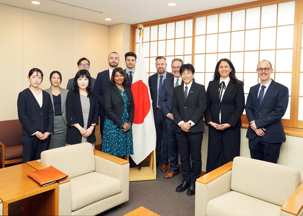 島田政務官と日豪次世代対話交流（JADE）プログラム一行との記念撮影