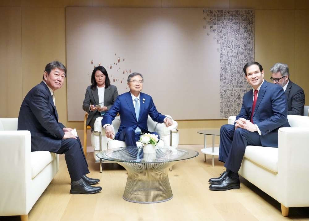 日米韓外相の懇談の様子