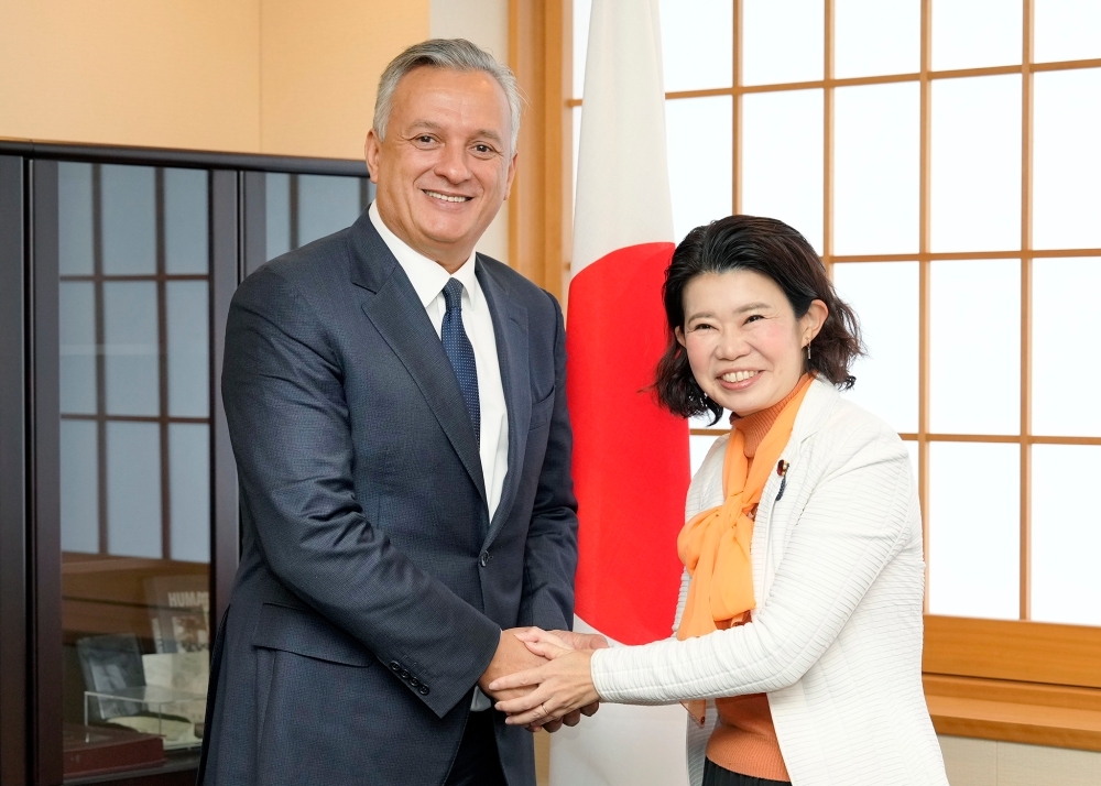 握手をする国光外務副大臣とジダン・モロッコ首相付投資・公共政策統合・評価担当特命大臣