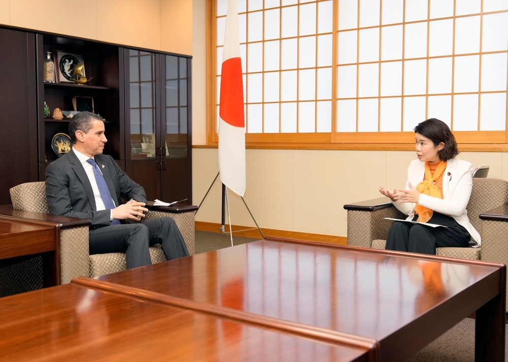 会談する国光外務副大臣とラギィ・エルエトレビ駐日エジプト大使