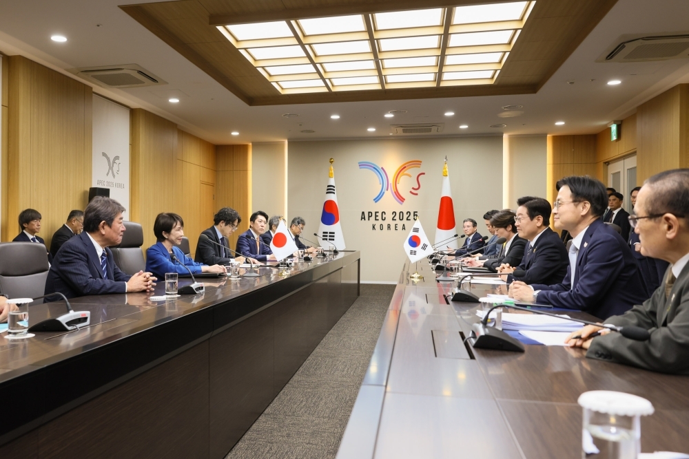 会談する高市総理大臣と李在明韓国大統領