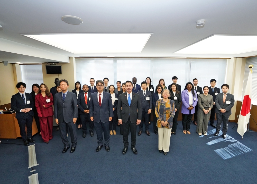 大西政務官と「プライマリー・コース」参加者との集合写真