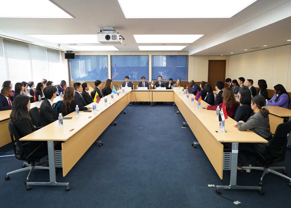 大西政務官と「プライマリー・コース」参加者との懇談の様子