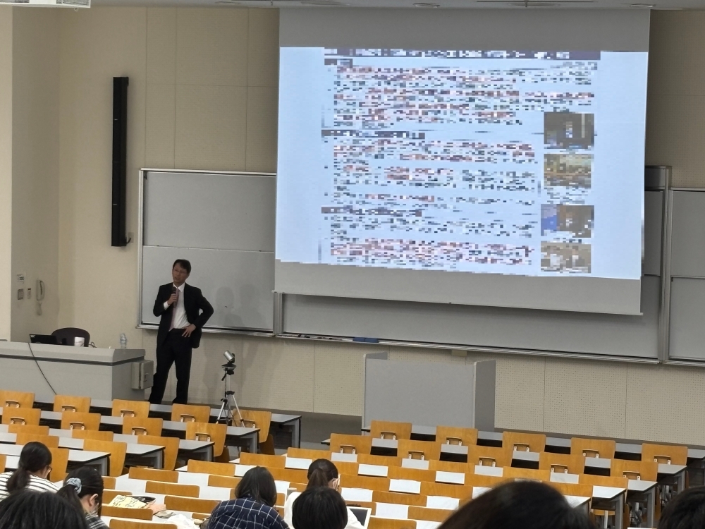 アジア大洋州局　安藤地域政策参事官が、「日本外交と国連」をテーマに、具体的な事案の紹介を交えながら講演している様子