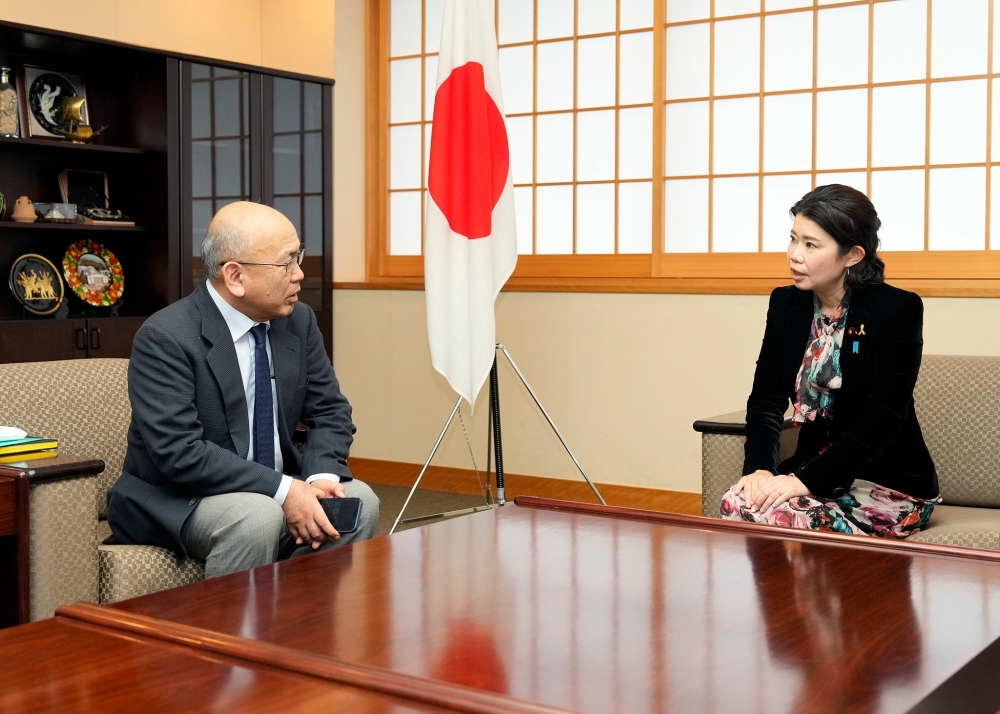 意見交換をする国光外務副大臣と清田UNRWA保健局長