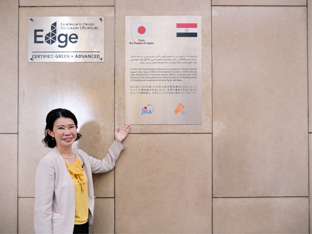 大エジプト博物館新設等にあたり、日本の支援及び日本・エジプトの友好と協力が示されたプレートの前での国光外務副大臣