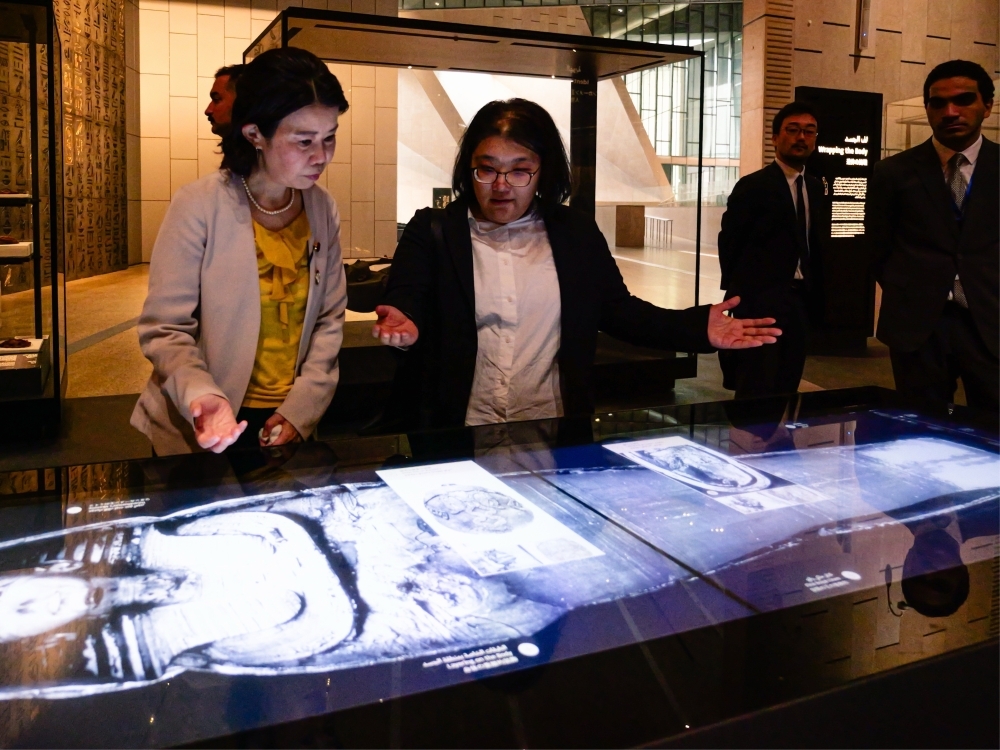 JICA関係者に館内の案内を受けている国光外務副大臣