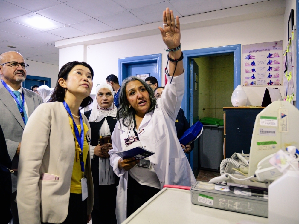 医師から病院の説明を受けている国光外務副大臣