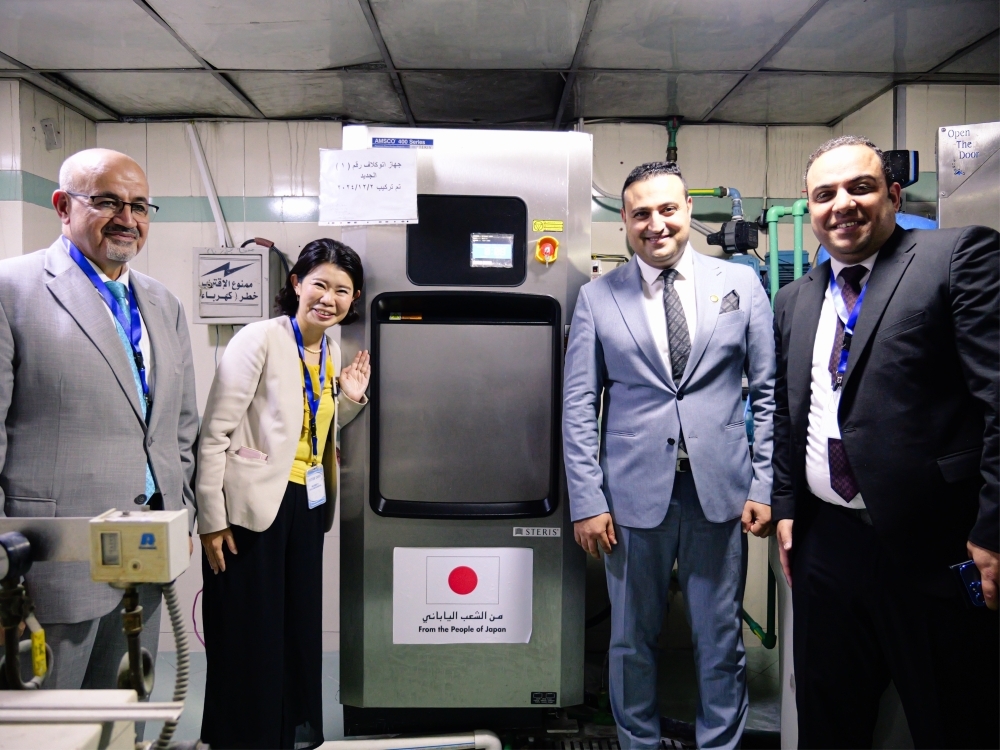 日本支援の医療機材の前での国光外務副大臣と病院長、ニーマWHOエジプト事務所代表等医療関係者