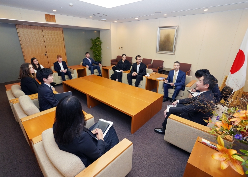 ユダヤ系米国人若手リーダーの一行と懇談する大西政務官の様子