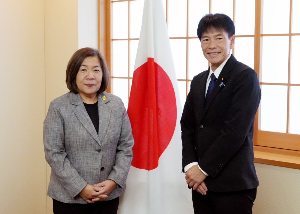 サンティピタックMRC事務局長（左）と島村外務大臣政務官（右）