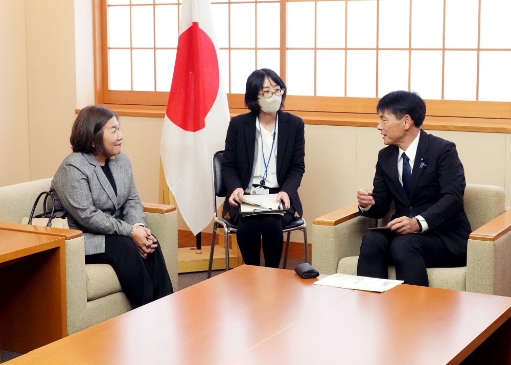 意見交換をする島村外務大臣政務官とサンティピタックMRC事務局長