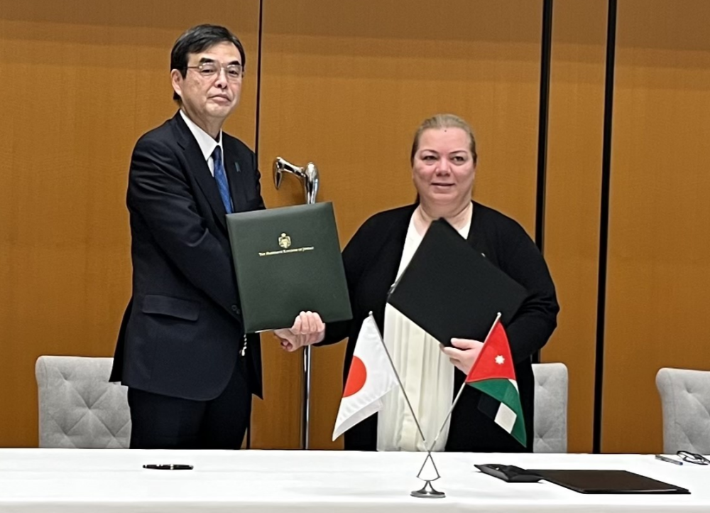 書簡交換後に握手をする浅利駐ヨルダン大使とゼイナ・トーカーン・ヨルダン計画・国際協力大臣