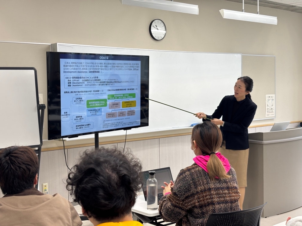 国際協力局開発協力連携室　松浦室長が、「日本の国際協力」をテーマに、具体的な事案の紹介を交えながら講演している様子
